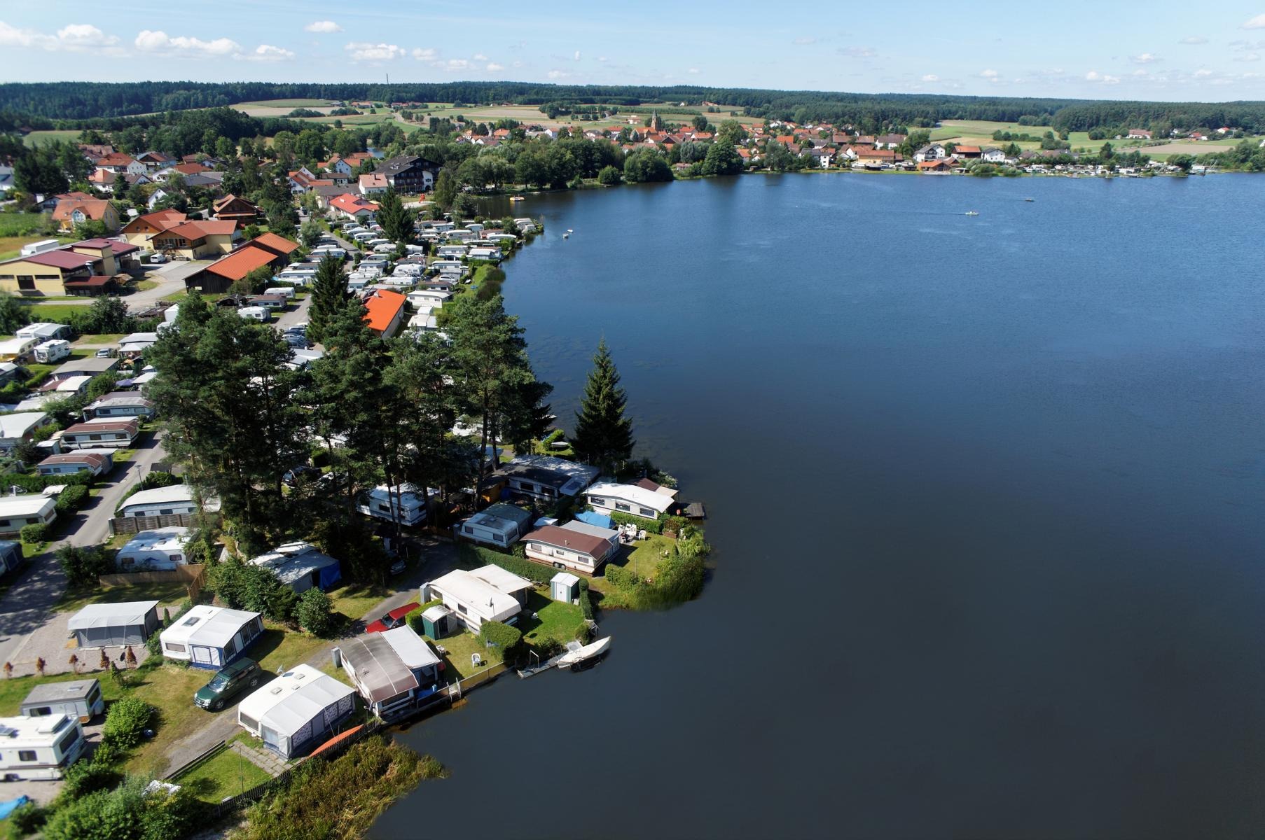 Luftaufnahme Campingplatz mit Campern - See-Campingpark Neubäuer See