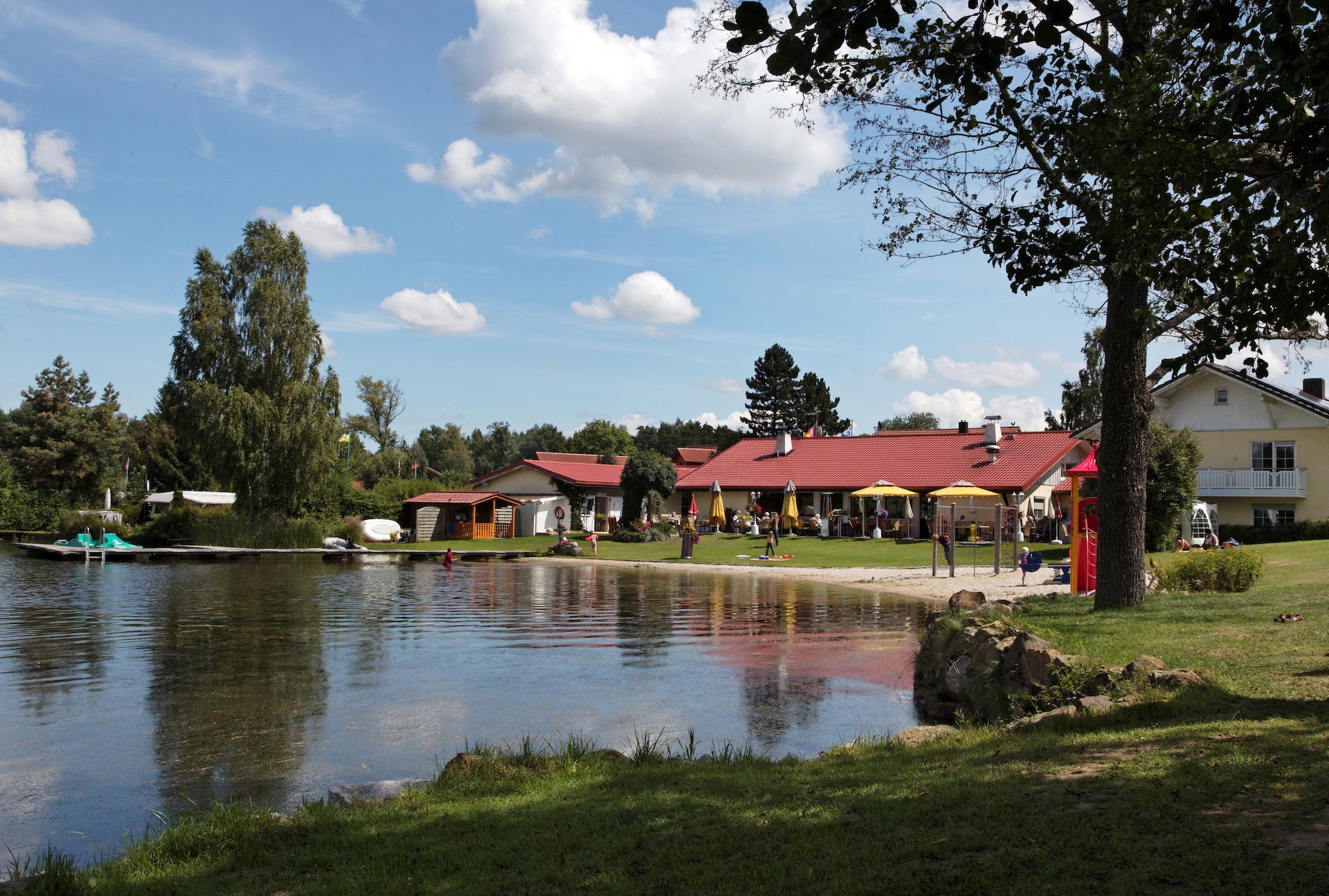 Strandbad seitliche Perspektive mit See und Liegewiese