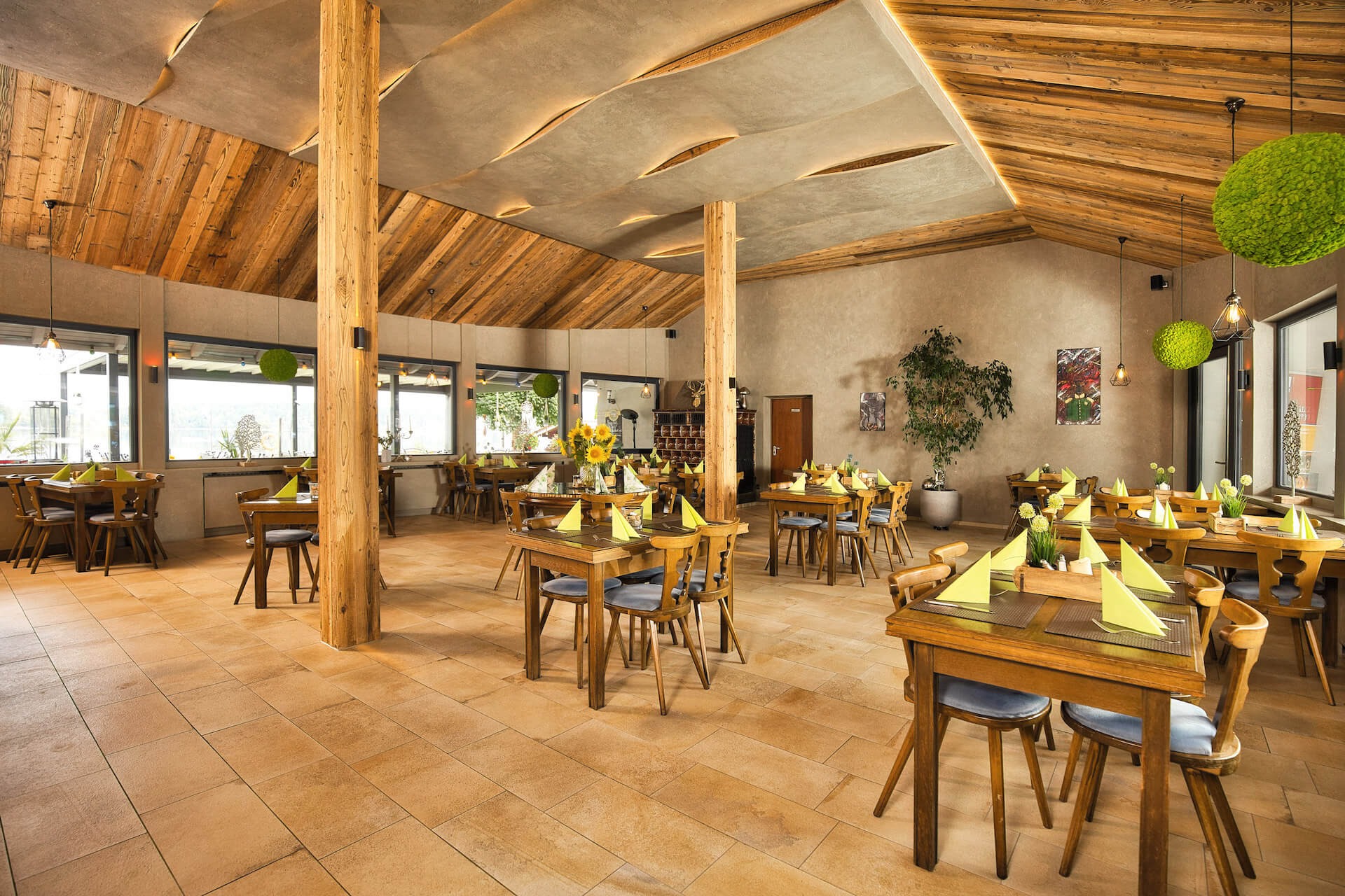 Seewirt Neubäu - Restaurant mit Sonnenblumen Deko