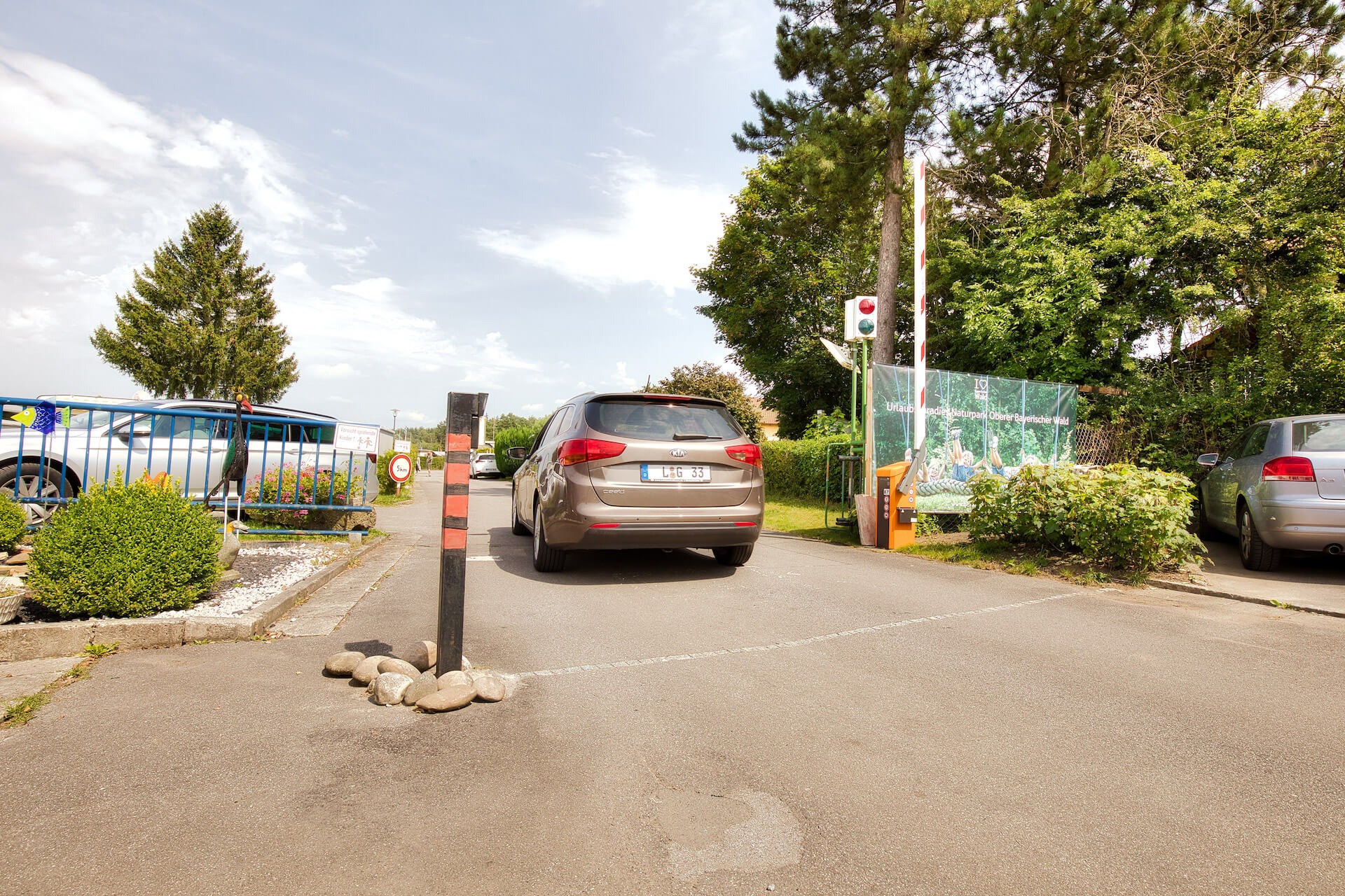 See-Campingpark Neubäu Eingang - Auto fährt durch die Schranke
