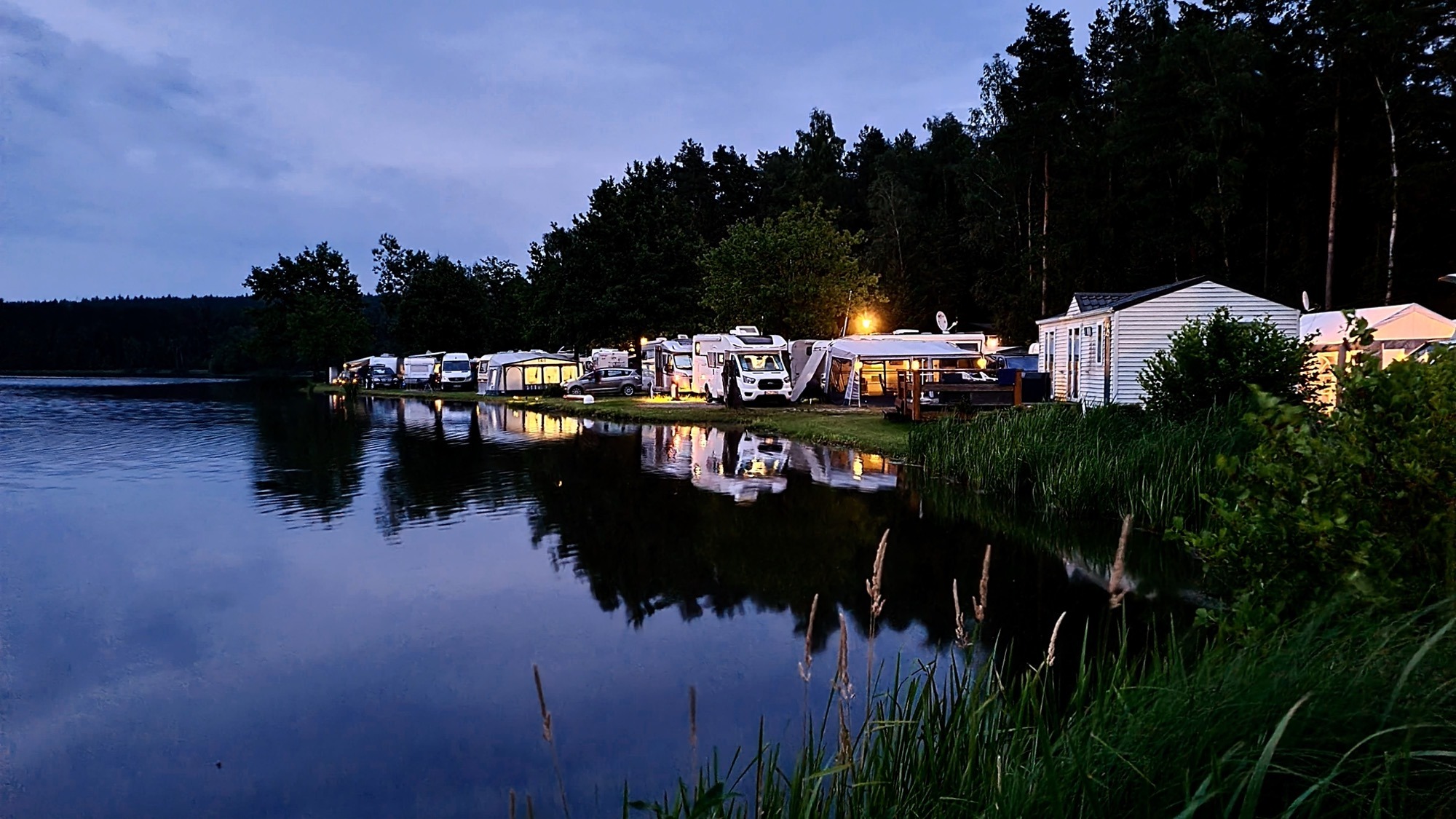 Uferpromenade Dämmerung - Camping am See Bayern