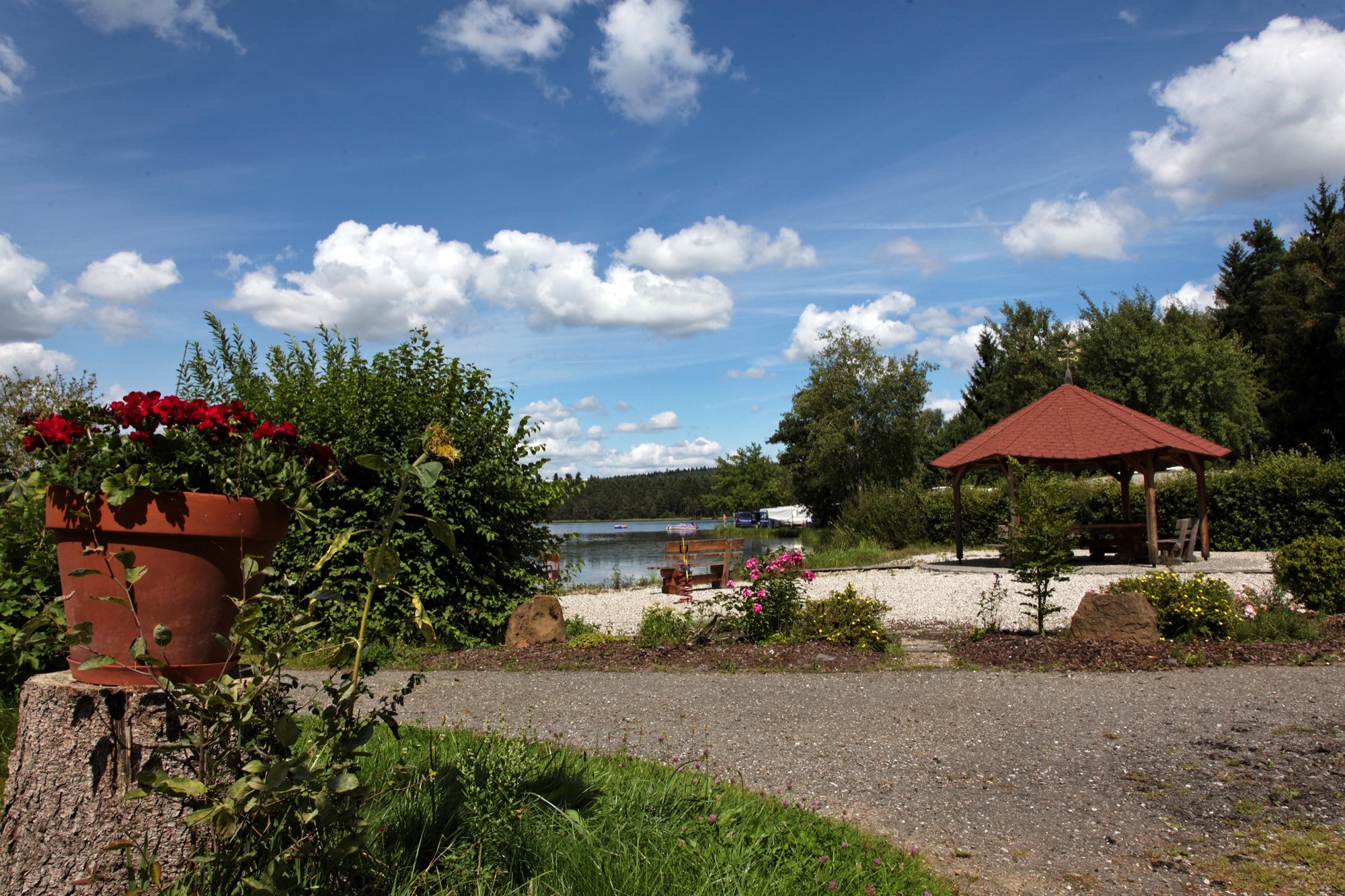 Blick auf den See vom Pavillon - Campingplatz Neubäu