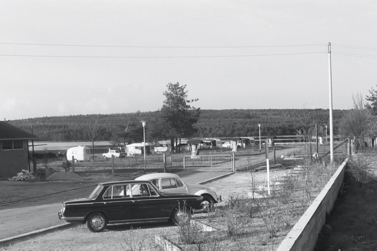 Damals - Neubäuer See Campingplatz Autos am Eingang bei den Stellplätzen früher