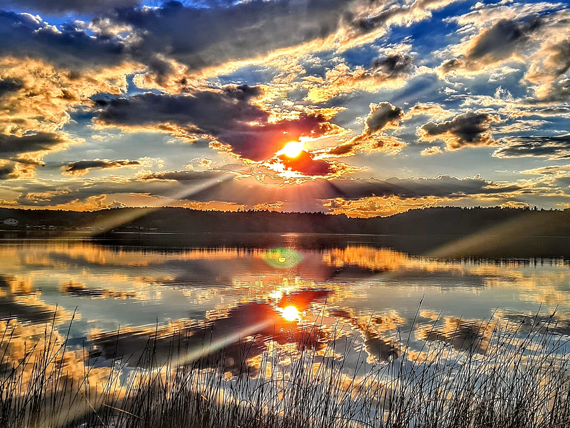 See heiter bis wolkig mit Sonnenstrahlen über dem See - Camping am See in Bayern - Neubäu