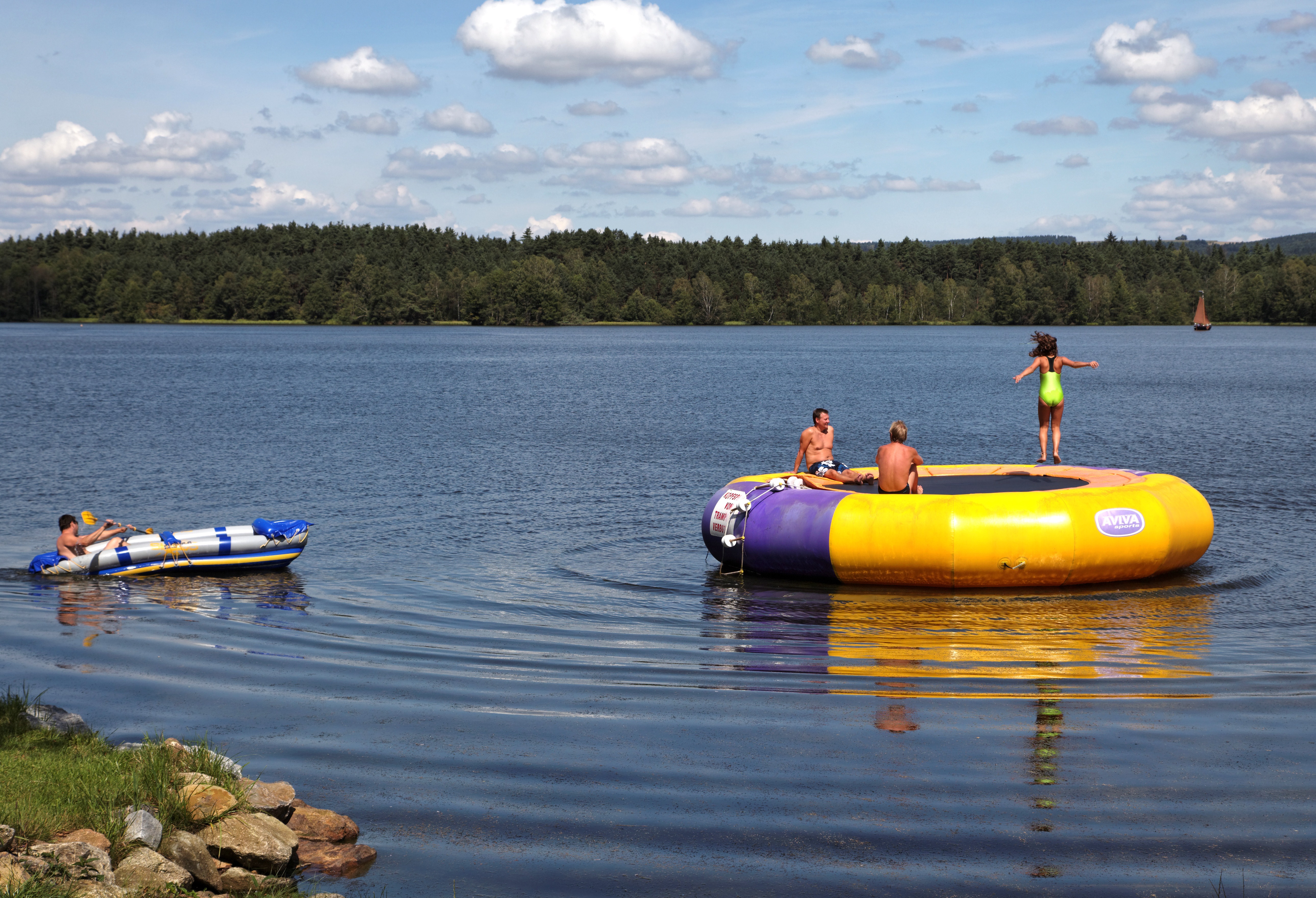 Blick auf den See mit Luftkissen - See-Campingpark Neubäuer See