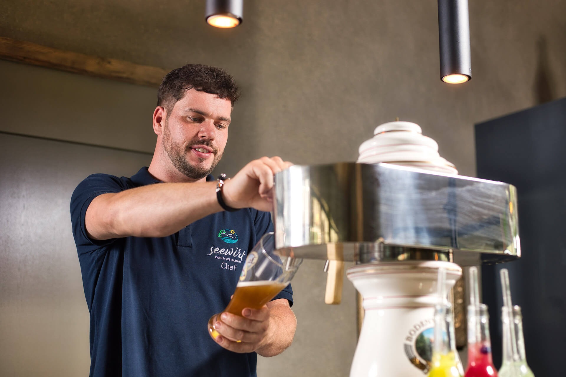 Seewirt Neubäu - Chef André Notka schenkt Weißbier aus