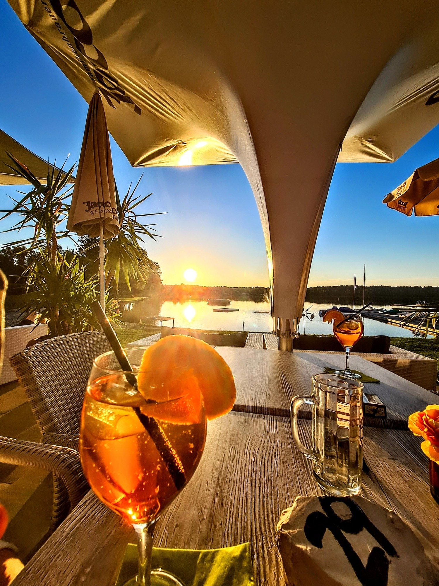 Cocktail bei Sonnenuntergang am Neubäuer See