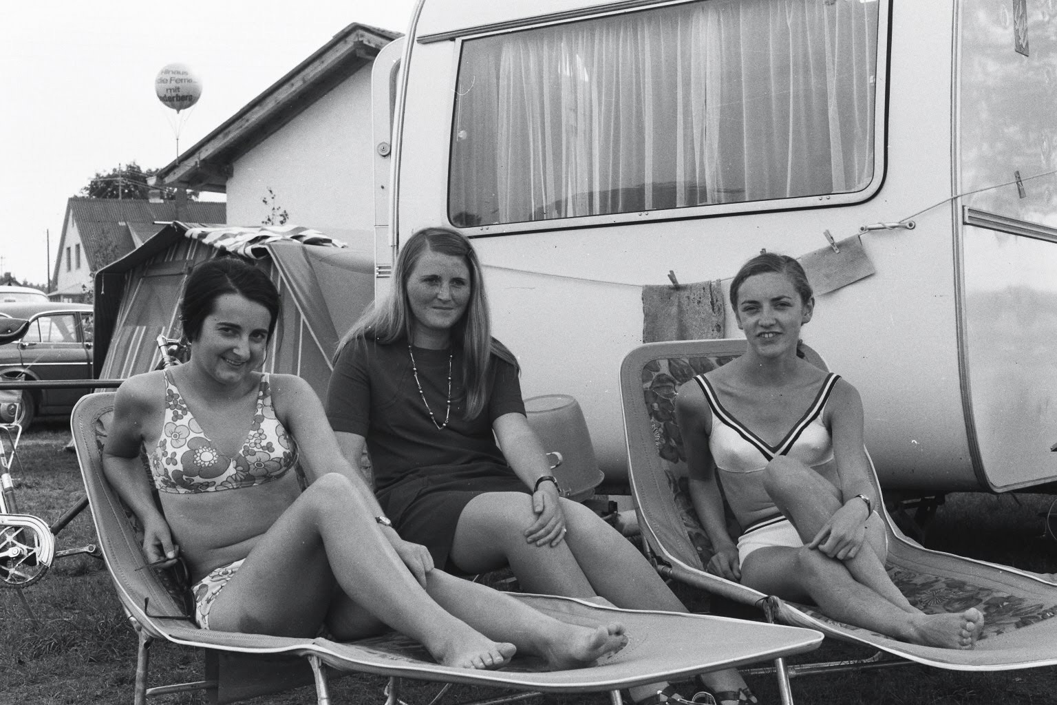 Damals - Neubäuer See 3 Frauen am Campingplatz mit Wohnwagen früher