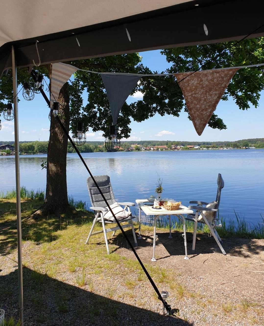 Frühstück am Campingplatz am See - Camping in Bayern
