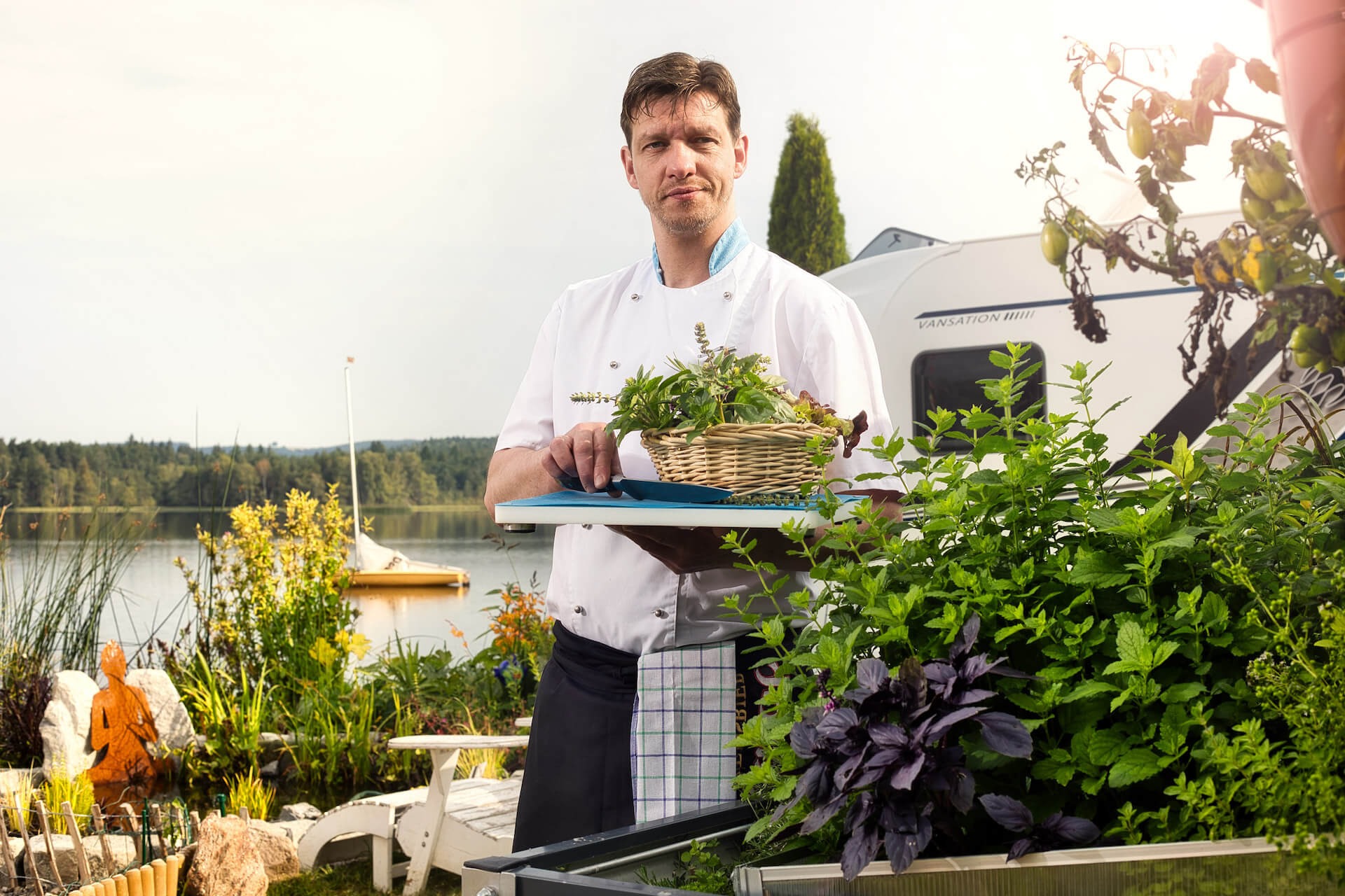 Seewirt Neubäu - Koch mit Korb voller Kräuter im Seerestaurant