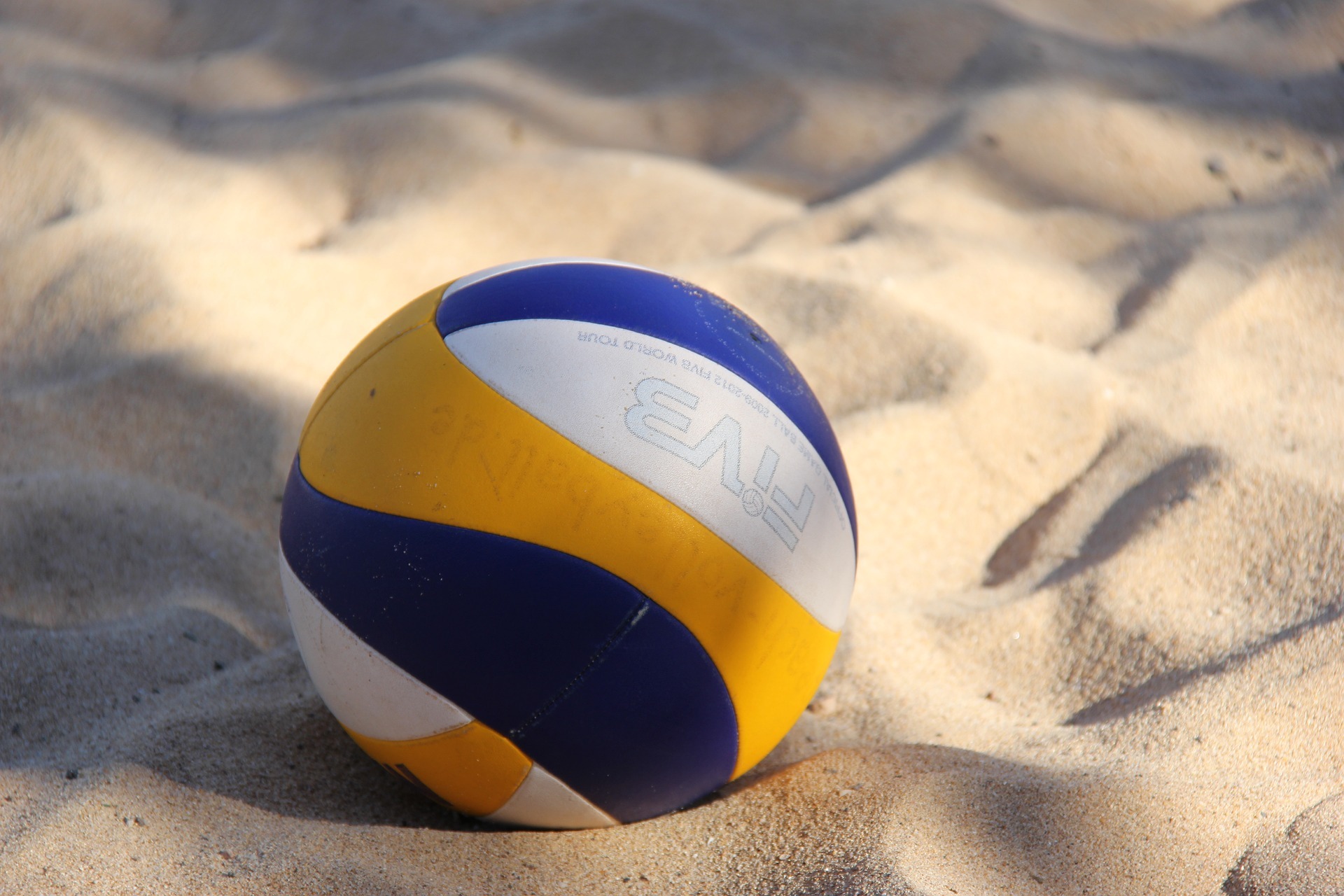 Beachvolleyball im Sand am Beachvolleyballfeld