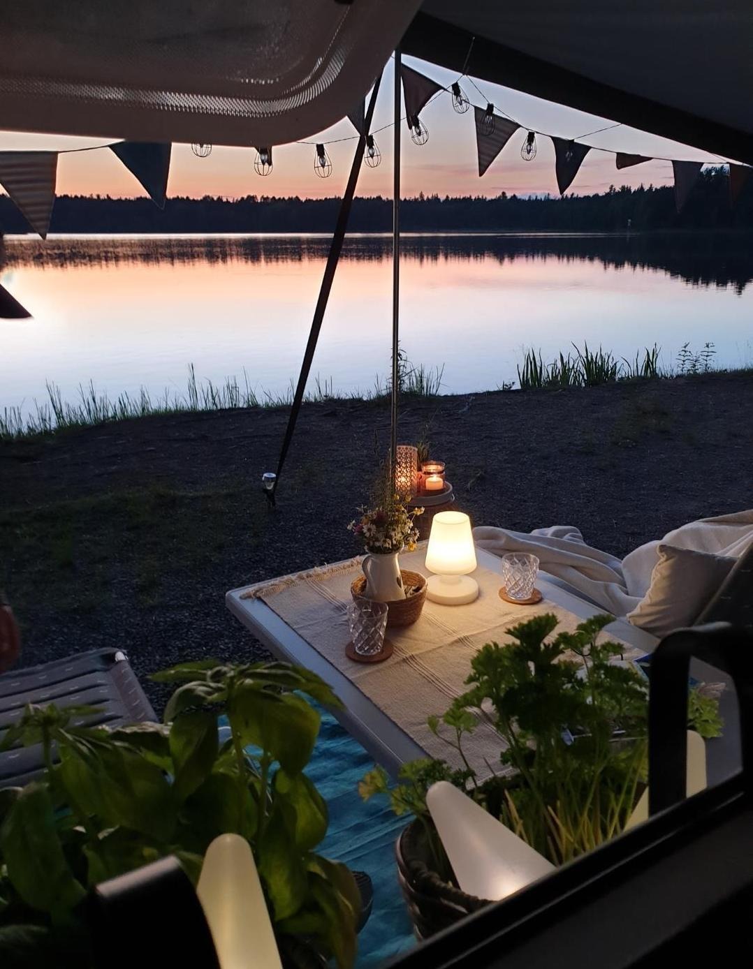 Abends am Campingplatz direkt am See in Bayern