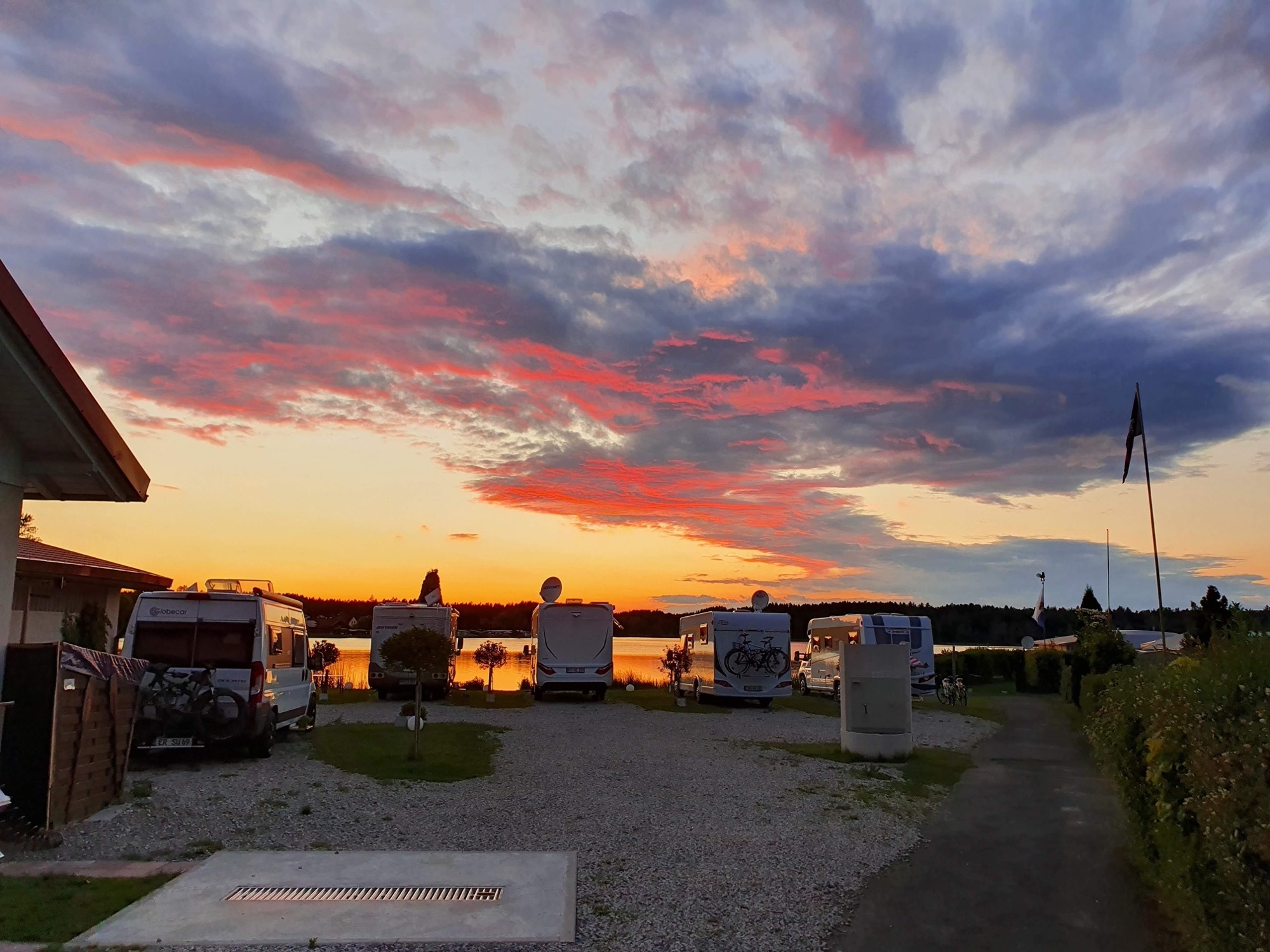 Campingplatz bei Sonnenuntergang Campingplatz bei Sonnenuntergang - Wohnmobilhafen Sunset - Camping in Bayern