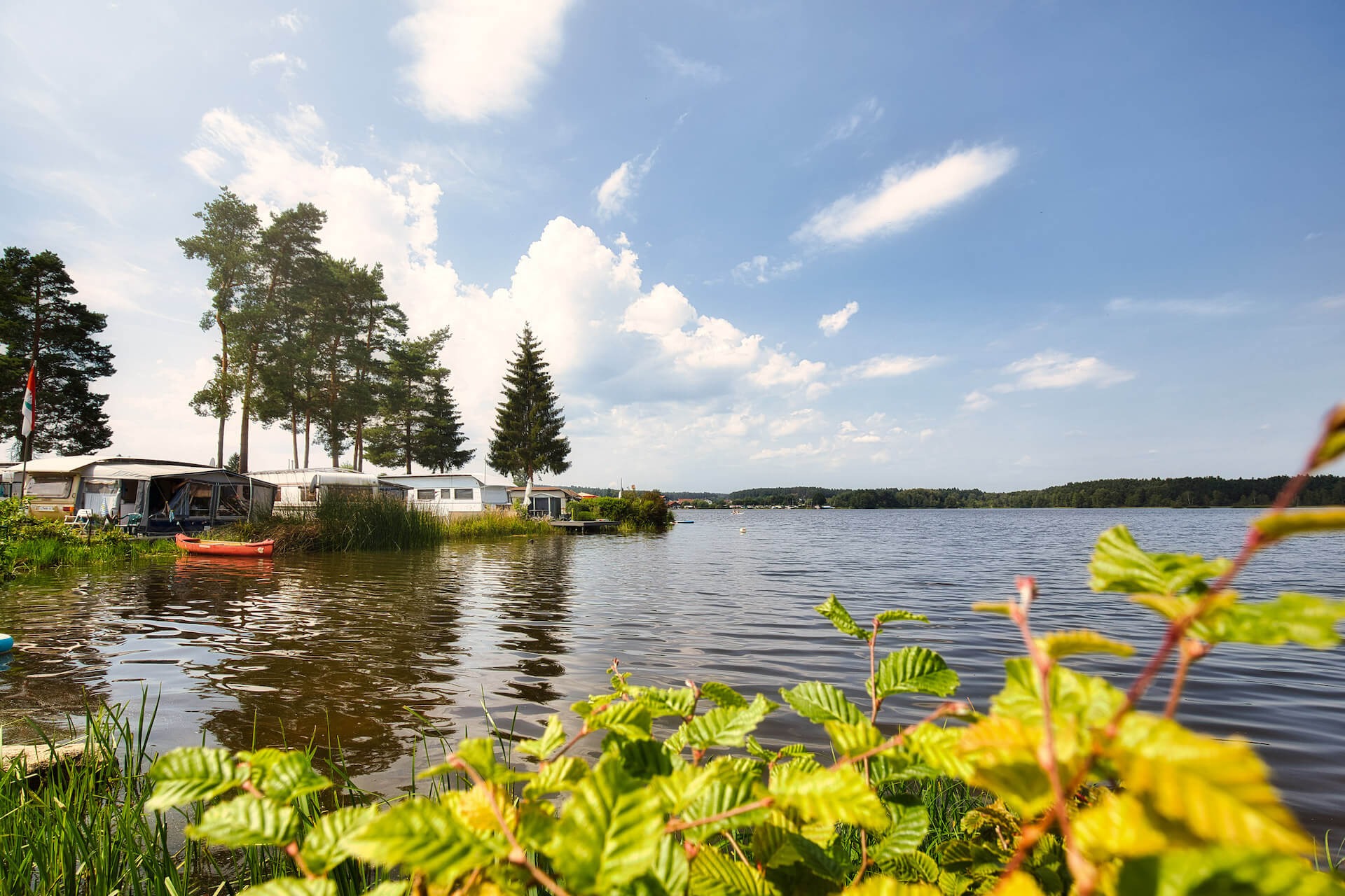 Neubäuer See - Campingplatz mit Wohnwagen und Kanu