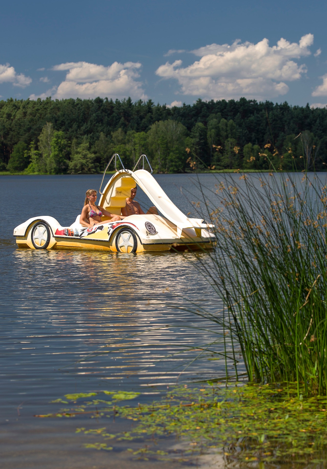 Pärchen fährt Tretboot am Strandbad - Camping am See
