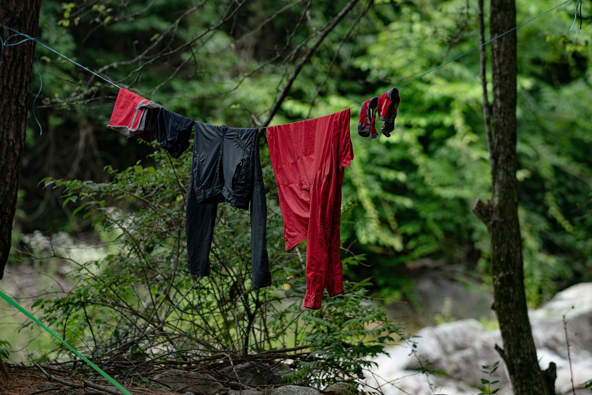 Nasse Kleidung bei Regenwetter am Campingplatz